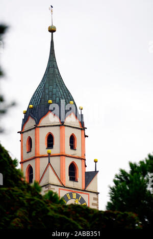 Stadt Meran und St. Nikolaus Kirche in Meran in Südtirol, Italien. Bewölkt Herbst Tag. Stockfoto