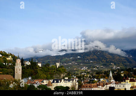 Stadt Meran und St. Nikolaus Kirche in Meran in Südtirol, Italien. Bewölkt Herbst Tag. Stockfoto