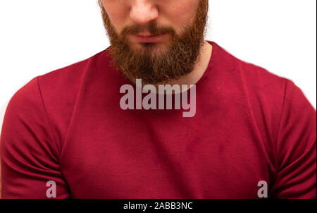 Portrait youn Mann mit unordentlichen Braun orange Bart und Schnurrbart und unordentlichen Haar. Bärtige hipster auf isolierten weißen Hintergrund mit roten Hemd auf. Stockfoto