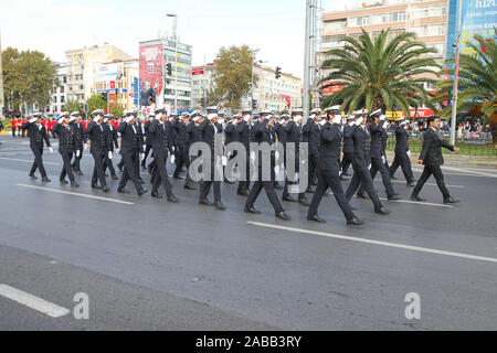 ISTANBUL, Türkei - 29 Oktober, 2019: Studenten März während 29. Oktober Tag der Republik der Türkei Parade in Vatan Avenue Stockfoto