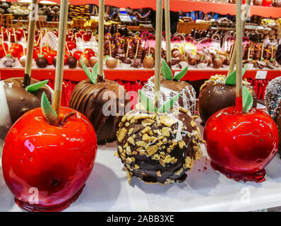 Salzburg, Österreich. Glasierte Äpfel auf dem Weihnachtsmarkt. Stockfoto