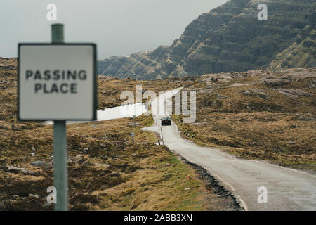 Blick auf Single Track Road und vorbei am Bealach Na Ba pass auf Applecross Halbinsel der Nordküste 500 Fahrstrecke im Norden von Schottland, Großbritannien Stockfoto