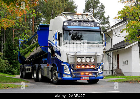 Volvo FH Truck von KMS Palvelu Oy bei der Arbeit auf einem Hof an einem Tag im Herbst. Salo, Finnland. September 20, 2019. Stockfoto