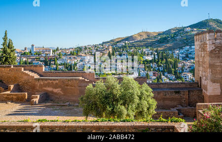 Das malerische Viertel Albaicin in Granada, die Alhambra Palace gesehen. Andalusien, Spanien. Stockfoto