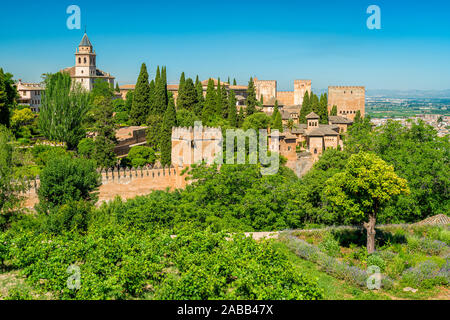Panoramische Sicht mit der Alhambra Palast wie aus dem Generalife in Granada zu sehen. Andalusien, Spanien. Stockfoto