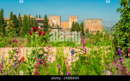 Blumen und Blick auf den Generalife und die Alhambra in Granada, Andalusien, Spanien. Stockfoto