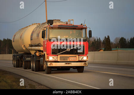 Klassische Volvo F 1225 Tankwagen der Kuljetusliike Hovi Ky für Futtermittel bei der Geschwindigkeit auf der Autobahn im Herbst in der Dämmerung. Salo, Finnland. 23.November 2019. Stockfoto