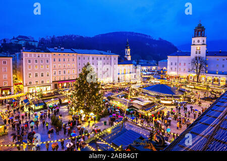 Salzburg, Österreich. Weihnachtsmarkt in der Altstadt. Stockfoto
