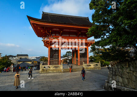 Kyoto, Japan - 10/31/19 - Die großen buddhistischen Tempel Komplex in der Innenstadt von Kyoto - Japan Stockfoto