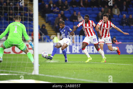 Cardiff, Wales, UK. 26. Nov 2019. 26. November 2019; Cardiff City Stadium, Cardiff, Glamorgan, Wales; Englische Meisterschaft Fußball, Cardiff City gegen Stoke City; Leandro Bacuna von Cardiff City schießt ein Tor von Cardiff City erste Ziel machen es 1-0 in der 11. Minute - Streng redaktionelle Verwendung. Keine Verwendung mit nicht autorisierten Audio-, Video-, Daten-, Spielpläne, Verein/liga Logos oder "live" Dienstleistungen. On-line-in-Match mit 120 Bildern beschränkt, kein Video-Emulation. Keine Verwendung in Wetten, Spiele oder einzelne Verein/Liga/player Publikationen Quelle: Aktion Plus Sport Bilder/Alamy leben Nachrichten Stockfoto