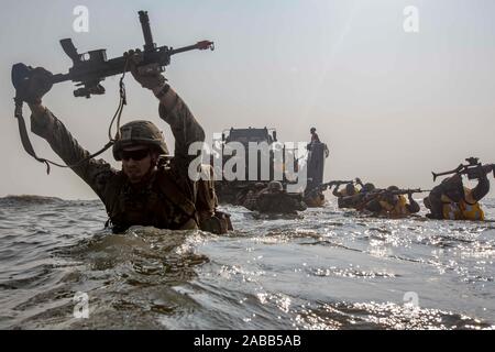 Us-Marines mit der 4. Marine Regiment, 3rd Marine Division, neben ihren indischen Kollegen an Land während einer amphibischen Landung übung Wade als Teil der Tiger Triumph November 19, 2019 in Kakinada Strand, Indien. Tiger Triumph, ist eine gemeinsame US-amerikanischen und indischen humanitäre Hilfe und Katastrophenhilfe Schulung Betrieb. Stockfoto