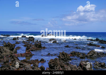 Blue Ocean (Meer) und weißen Wellen auf die Felsen an der felsigen Küste der Osterinsel zu brechen. Stockfoto