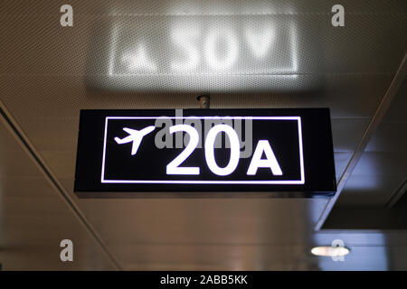 Gate Zeichen am Flughafen Helsinki, Finnland Stockfoto