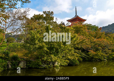 Kyoto, Japan - 10/31/19 - Die großen buddhistischen Tempel Komplex in der Innenstadt von Kyoto - Japan Stockfoto