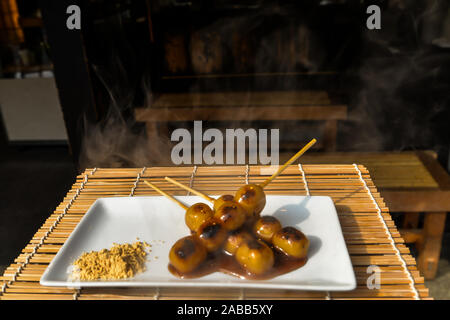Die beliebten Snack, takoyaki, in Japan draußen sitzen Stockfoto