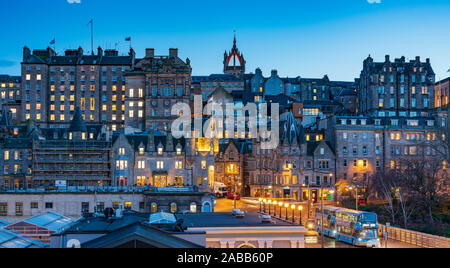 Am Abend Blick auf die historischen Gebäude in der Altstadt von Edinburgh, Schottland, Großbritannien