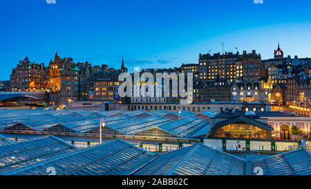 Am Abend Blick auf die historischen Gebäude in der Altstadt von Edinburgh, Schottland, Großbritannien Stockfoto