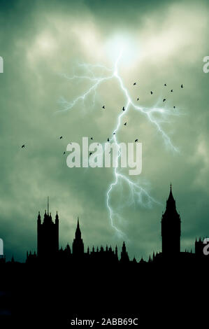 Dramatische Himmel mit Blitz über den Big Ben und das Parlamentsgebäude in London in Silhouette Stockfoto