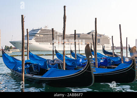 Venedig, Italien, 17. September 2011: Das Kreuzfahrtschiff MSC Magnifica Kreuze der venezianischen Lagune, in der Nähe der Gondeln. Stockfoto