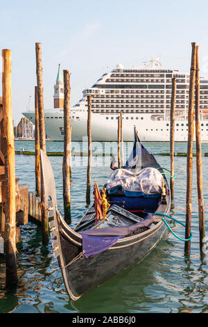 Venedig, Italien, 17. September 2011: Das Kreuzfahrtschiff MSC Magnifica Kreuze der venezianischen Lagune, in der Nähe der Gondeln. Stockfoto