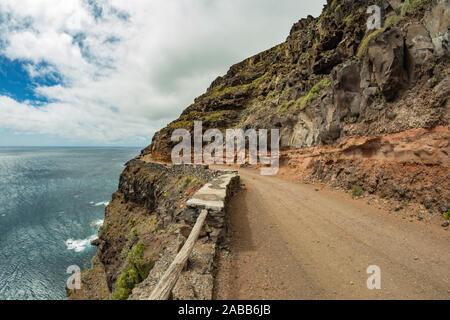 Schmale Landstraße auf der Hochebene von Punta Llana, wo ist die Ermita de Nuestra Señora de Guadalupe auf La Gomera. Fischaugenobjektiv. Wanderweg hinunter Stockfoto