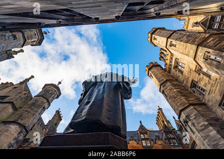 Statue von John Knox im Innenhof der Neuen Hochschule an der Universität von Edinburgh, der Fakultät der Göttlichkeit, auf dem Damm in der Altstadt von Edinburgh, Schottland, Stockfoto