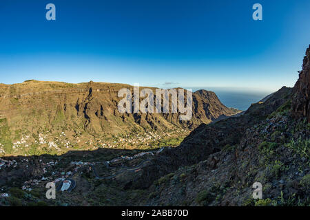 Parken am Aussichtspunkt mit Blick auf die Schlucht Valle Gran Rey-Gitter König Tal. Aussichtspunkt und Restaurant von kanarischen Architekten Stockfoto