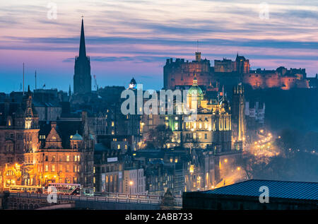 Edinburgh, Schottland, Großbritannien. 27. Februar, 2019. Blick auf den Sonnenuntergang über der berühmten Altstadt von Edinburgh Skyline von Calton Hill, Edinburgh, Schottland, Großbritannien Stockfoto