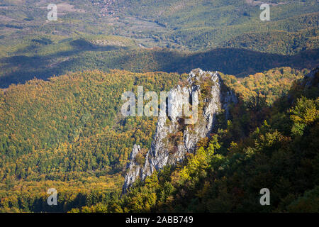 Erstaunlich, rocky, spitzen Felsen von Buchsen im Herbst Farbe und goldenen, sonnendurchflutete, Wälder Stockfoto