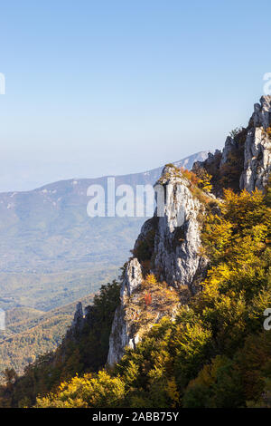 Erstaunlich, rocky, spitzen Felsen von Buchsen im Herbst Farbe und goldenen, sonnendurchflutete, Wälder Stockfoto