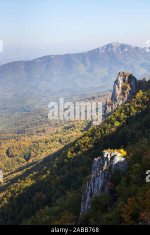 Erstaunlich, rocky, spitzen Felsen von Buchsen im Herbst Farbe und goldenen, sonnendurchflutete, Wälder Stockfoto