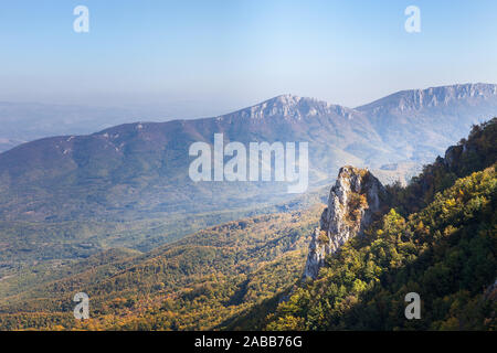 Erstaunlich, rocky, spitzen Felsen von Buchsen im Herbst Farbe und goldenen, sonnendurchflutete, Wälder Stockfoto