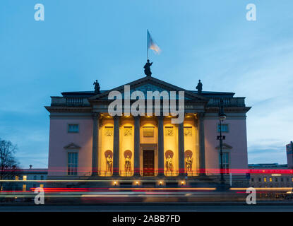 Am Abend Blick auf die Staatsoper Berlin (Opernhaus) Staatsoper Berlin, Unter Den Linden in Mitte, Berlin, Deutschland Stockfoto