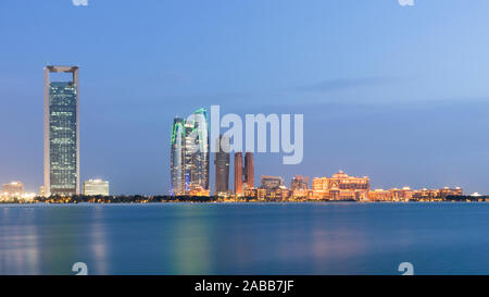 Abend-Skyline-Blick von Abu Dhabi, Vereinigte Arabische Emirate VAE Stockfoto