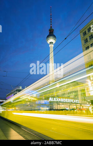 Nacht Blick von der Straßenbahn am Alexanderplatz in Mitte Berlin Deutschland Stockfoto