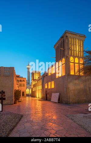 Abends Blick auf Bastakiya in Al Fahidi traditionelles Erbe Bereich in Dubai Vereinigte Arabische Emirate Stockfoto