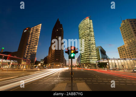 Nachtansicht des Skyline der Hochhäuser am Potsdamer Platz in Mitte Berlin Deutschland Stockfoto