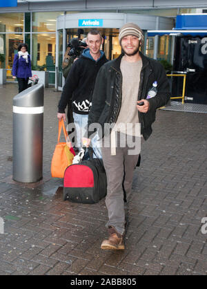 Rumänischen Migranten in Luton Flughafen ankommen am ersten Tag seit der Aufhebung der Reisebeschränkungen. MPs Mark Reckless und Keith Vaz willkommen Spirescu Victor Alter 30 aus Rumänien. 1. Januar 2014. Stockfoto