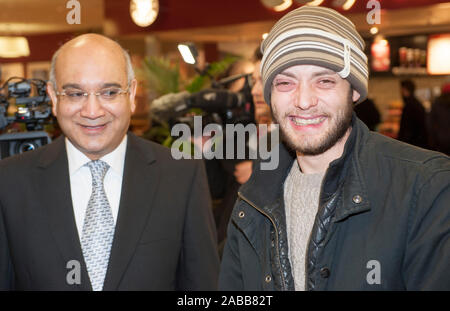 Rumänischen Migranten in Luton Flughafen ankommen am ersten Tag seit der Aufhebung der Reisebeschränkungen. MPs Mark Reckless und Keith Vaz willkommen Spirescu Victor Alter 30 aus Rumänien. 1. Januar 2014. Stockfoto