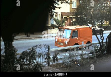 Vintage Ex-Postal Lieferwagen - Street Scene - Foto ca. Ende der 60er, Anfang der 70er Jahre, Essex, Großbritannien Stockfoto