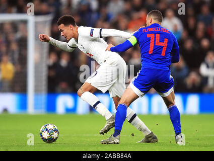 Tottenham Hotspur der Dele Alli (links) und Olympiakos' Omar Elabdellaoui Kampf um den Ball während der UEFA Champions League Gruppe B Spiel bei Tottenham Hotspur Stadium, London. Stockfoto