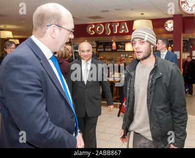 Rumänischen Migranten in Luton Flughafen ankommen am ersten Tag seit der Aufhebung der Reisebeschränkungen. MPs Mark Reckless und Keith Vaz willkommen Spirescu Victor Alter 30 aus Rumänien. 1. Januar 2014. Stockfoto