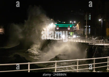 Aberystwyth, Ceredigion, Wales, UK. 26 Nov, 2019. UK Wetter: Sehr große Welle von Teig, der Promenade Wände bei Flut heute Abend zusammen Aberystwyth Strandpromenade. Credit: Ian Jones/Alamy leben Nachrichten Stockfoto