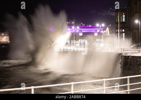 Aberystwyth, Ceredigion, Wales, UK. 26 Nov, 2019. UK Wetter: Sehr große Welle von Teig, der Promenade Wände bei Flut heute Abend zusammen Aberystwyth Strandpromenade. Credit: Ian Jones/Alamy leben Nachrichten Stockfoto