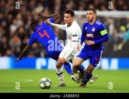 Tottenham Hotspur der Dele Alli (Mitte) beim Kampf um den Ball mit Olympiakos' Omar Elabdellaoui (rechts) und Mady Camara während der UEFA Champions League Gruppe B Spiel bei Tottenham Hotspur Stadium, London. Stockfoto