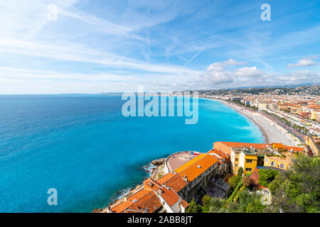 Blick von der Burg Hill Park, der Bucht der Engel, Promenade des Anglais, der Altstadt und der Stadt Nizza Frankreich an der Französischen Riviera. Stockfoto