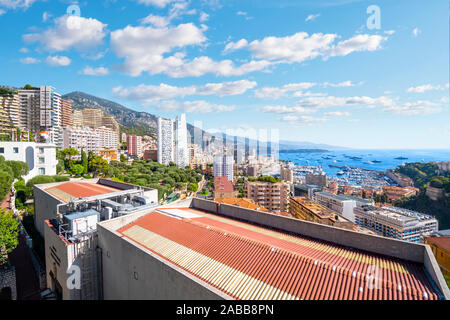 Blick auf das Mittelmeer und den Jachthafen, den Hafen, die Stadt und die Felsen des Monte Carlo, Monaco aus einer Terrasse hoch auf einem Hügel Stockfoto