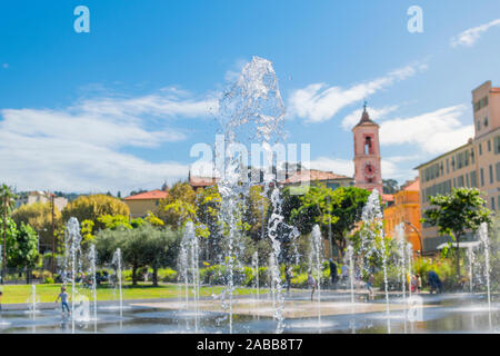 Ein Strom von Wasser und Spray aus dem Wasser am Paillon Promenade Park in Nizza, Frankreich, an der Französischen Riviera. Stockfoto