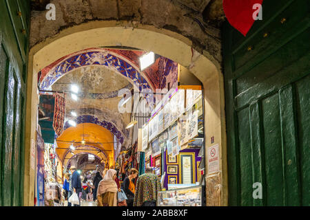 Eine der vielen Eingängen zu den Großen Basar in Istanbul, eines der größten und ältesten überdachten Märkte der Welt. Stockfoto