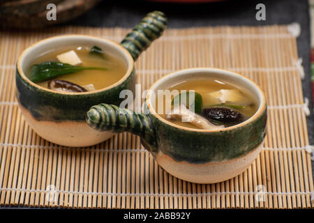Japanische weiße Miso Suppe in kleinen Schalen mit Griff Stockfoto